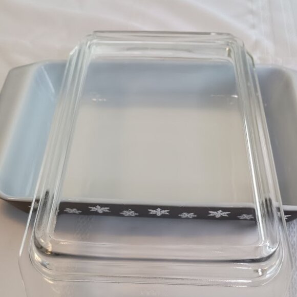 Vintage Pyrex Black Snowflake Space Saver 1 1/4 Quart with Lid - Picture 7 of 7